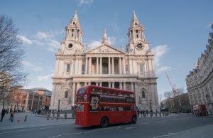 st pauls cathedral red bus